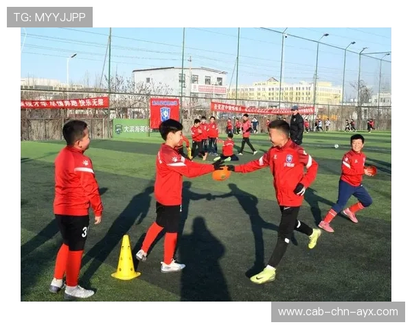足球联赛在赛季中推广青少年观赛友好活动培养未来球迷群体，青少年足球普及