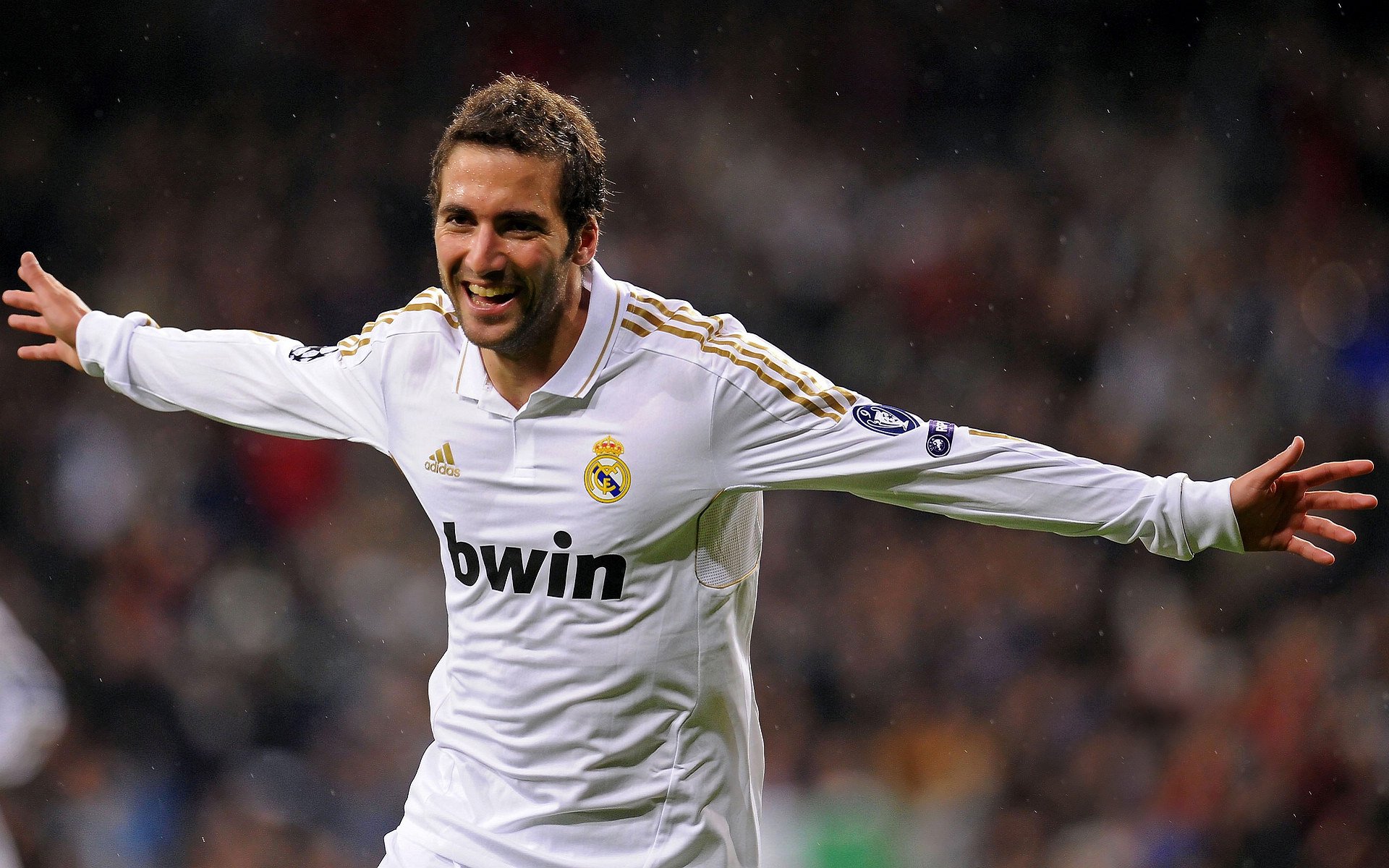 “拳脚出击，自由搏击赛场硝烟四起！”